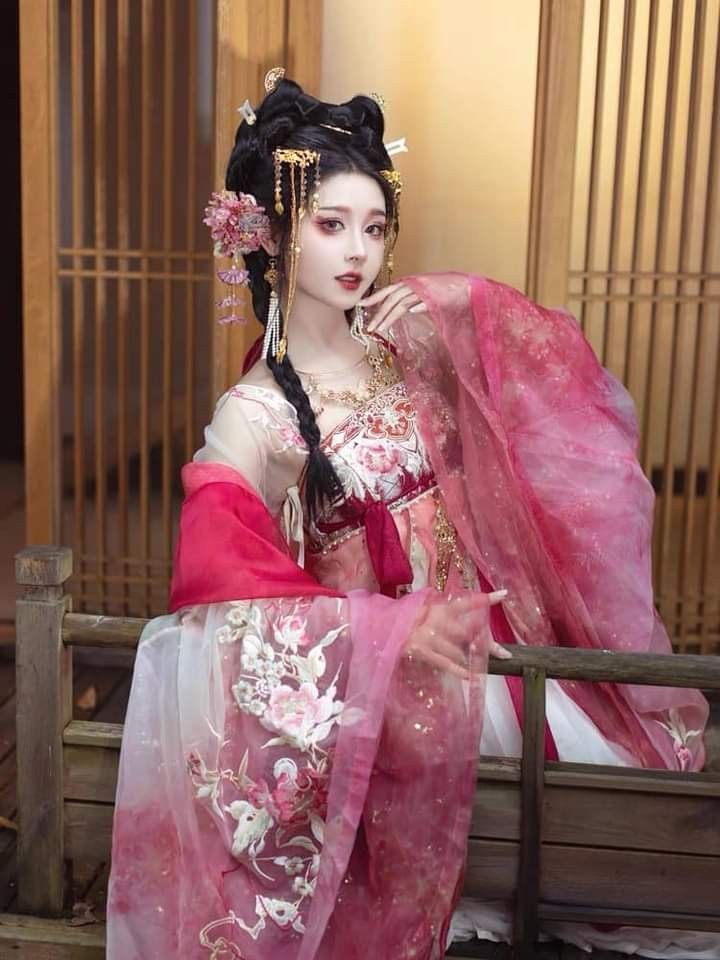 Elegant Womens Tang-Style Dress:A Blend of Traditional Beauty and Modern Comfort Elegant Womens Tang-Style Dress:A Blend of Traditional Beauty and Modern Comfort