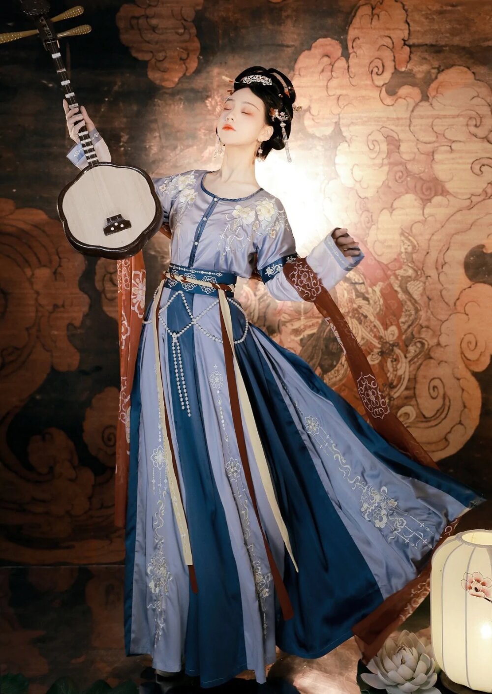 The Quintessential Guide to Qiongqiu as a Hanfu Photo Prop