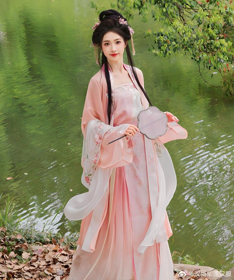 The 8-Year-Old Hanfu Girl:Embracing Traditional Elegance