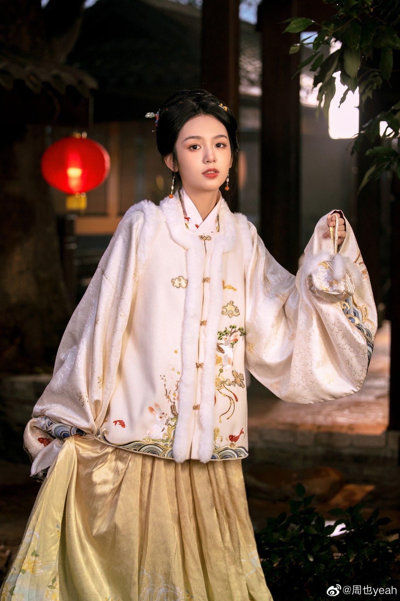 The Elegance of Hanfu Outer Robes:A Close Examination of the Delicate Silk Veils The Elegance of Hanfu Outer Robes:A Close Examination of the Delicate Silk Veils