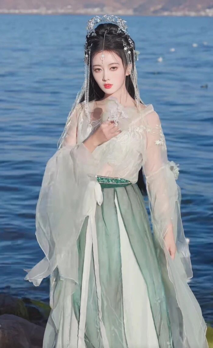 Reimagining Traditional Cheongsam:The Evolution of the Mid-Length Version Reimagining Traditional Cheongsam:The Evolution of the Mid-Length Version