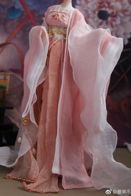 The Splendor of Childrens Hanfu with Big Sleeves:A Cultural Journey