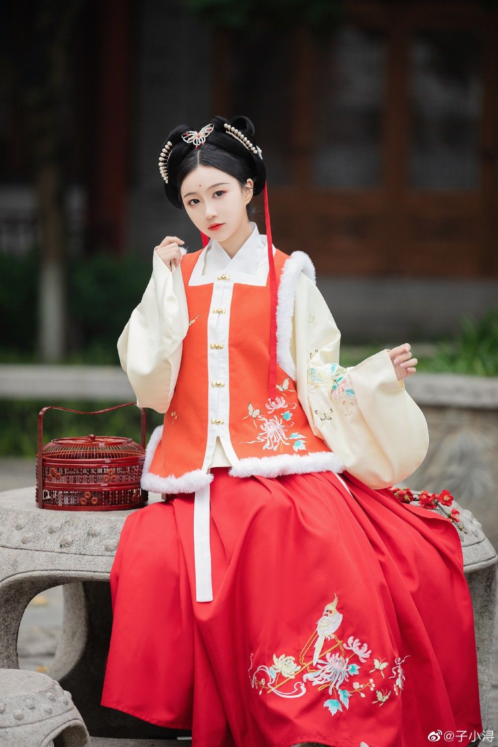 Winter Girl in Cheongsam:The Traditional Charm of Qipao Fashion Winter Girl in Cheongsam:The Traditional Charm of Qipao Fashion