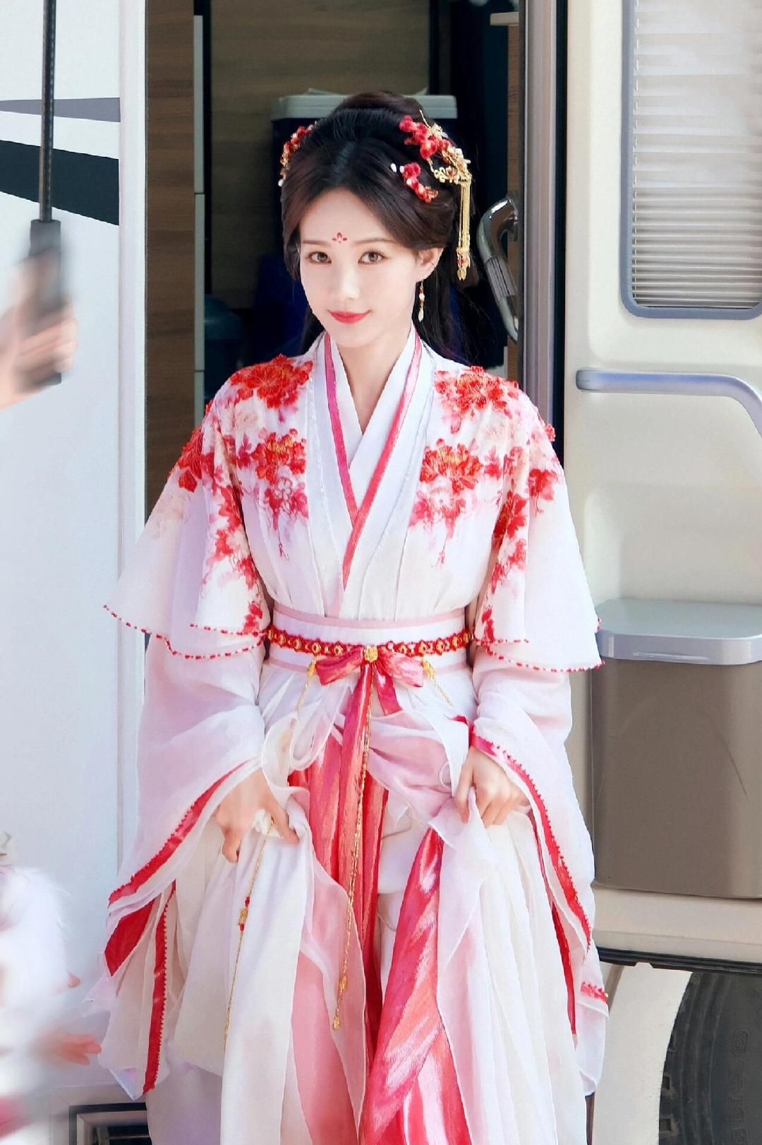 Eleven-Year-Old Girls Summer Hanfu Fashion in Traditional Chinese Style Eleven-Year-Old Girls Summer Hanfu Fashion in Traditional Chinese Style