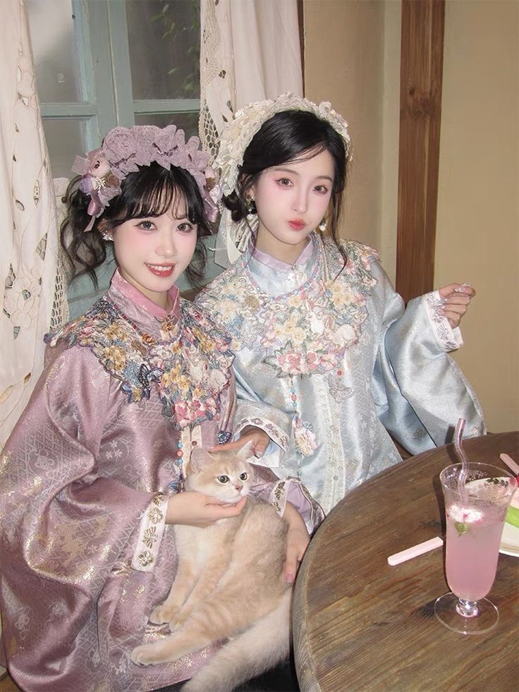 Hanfu Experience at Flower Creek:Exploring Traditional Chinese Fashion in the Heart of the City Hanfu Experience at Flower Creek:Exploring Traditional Chinese Fashion in the Heart of the City
