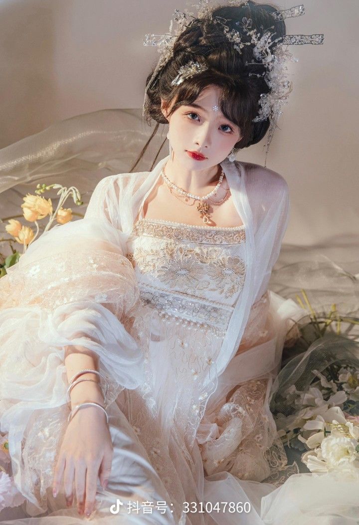 Vintage-Style Cheongsam with Overlay:A Blend of Tradition and Modernity Vintage-Style Cheongsam with Overlay:A Blend of Tradition and Modernity