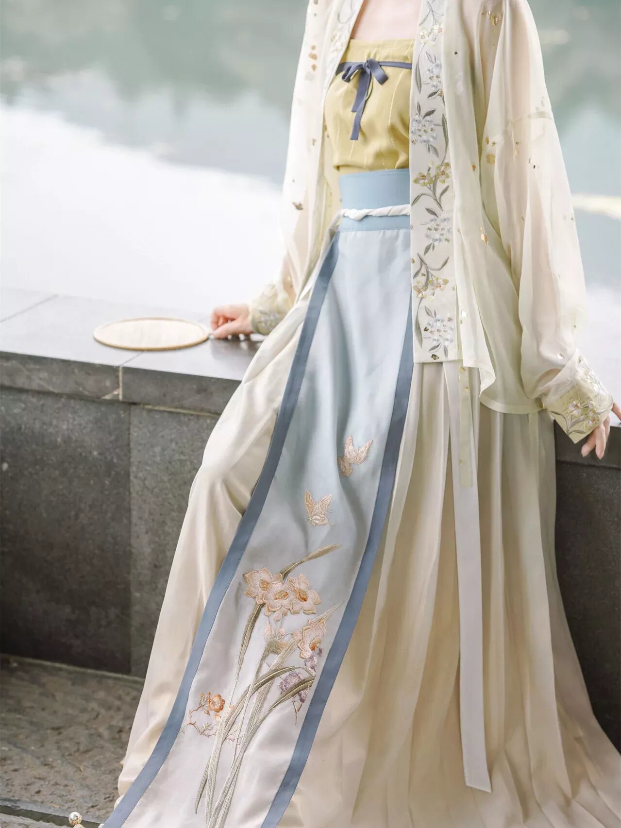 The Splendor of Hanfu Undergarments:The Crown of Phoenix and the Robe of Dawn The Splendor of Hanfu Undergarments:The Crown of Phoenix and the Robe of Dawn