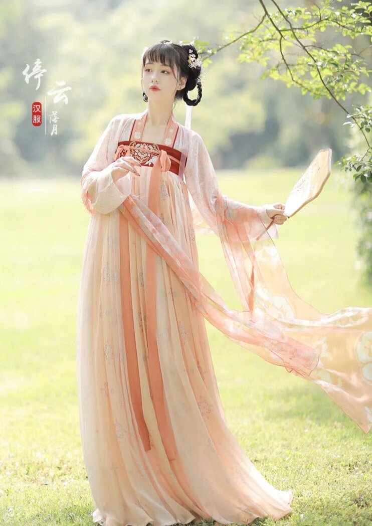 Embracing Summer in a Cheongsam and High Heels:A Fashionable Fusion Embracing Summer in a Cheongsam and High Heels:A Fashionable Fusion
