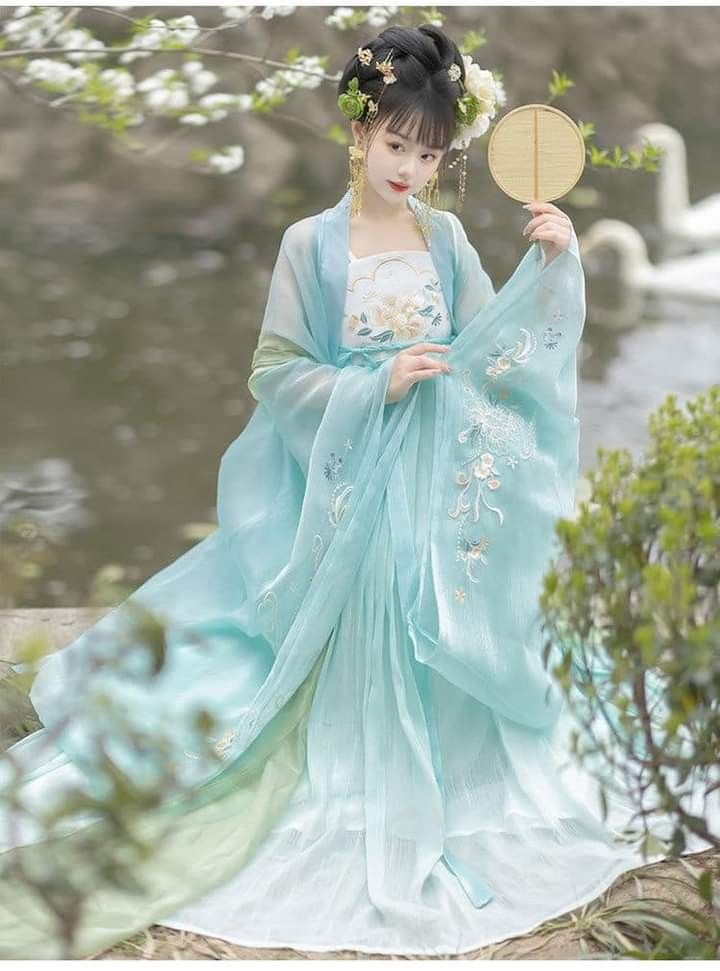 The Splendor of Hanfu:A Little Girls Journey into the World of Qixiong Ruqun The Splendor of Hanfu:A Little Girls Journey into the World of Qixiong Ruqun