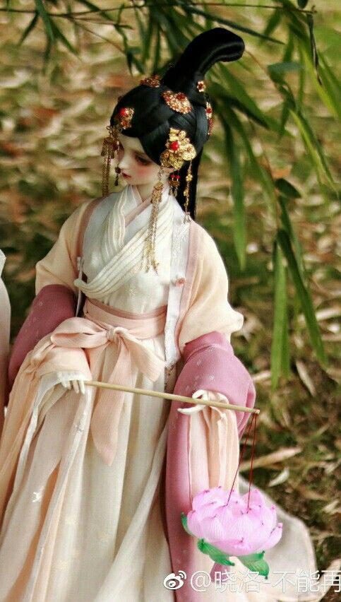 A Glance at the Delicate Charm of Thin-Strapped Qipao for Young Girls A Glance at the Delicate Charm of Thin-Strapped Qipao for Young Girls