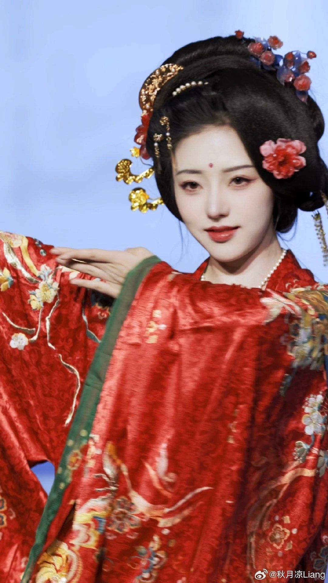 The Evolution of Hanfu Traditional Clothing and Hair Accessories in Modern Times The Evolution of Hanfu Traditional Clothing and Hair Accessories in Modern Times