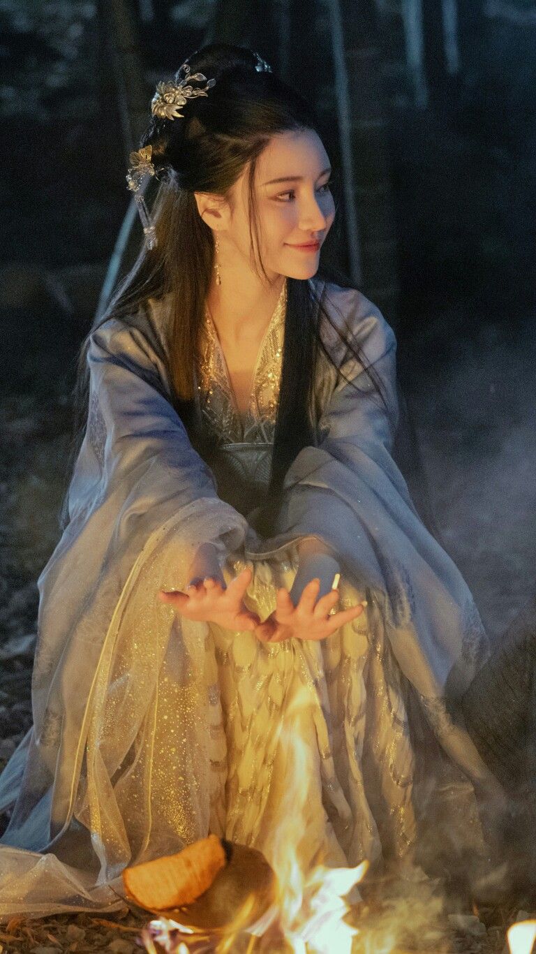 Ancient Delight:The 12-Year-Old Girl in Traditional Hanfu Fashion Ancient Delight:The 12-Year-Old Girl in Traditional Hanfu Fashion