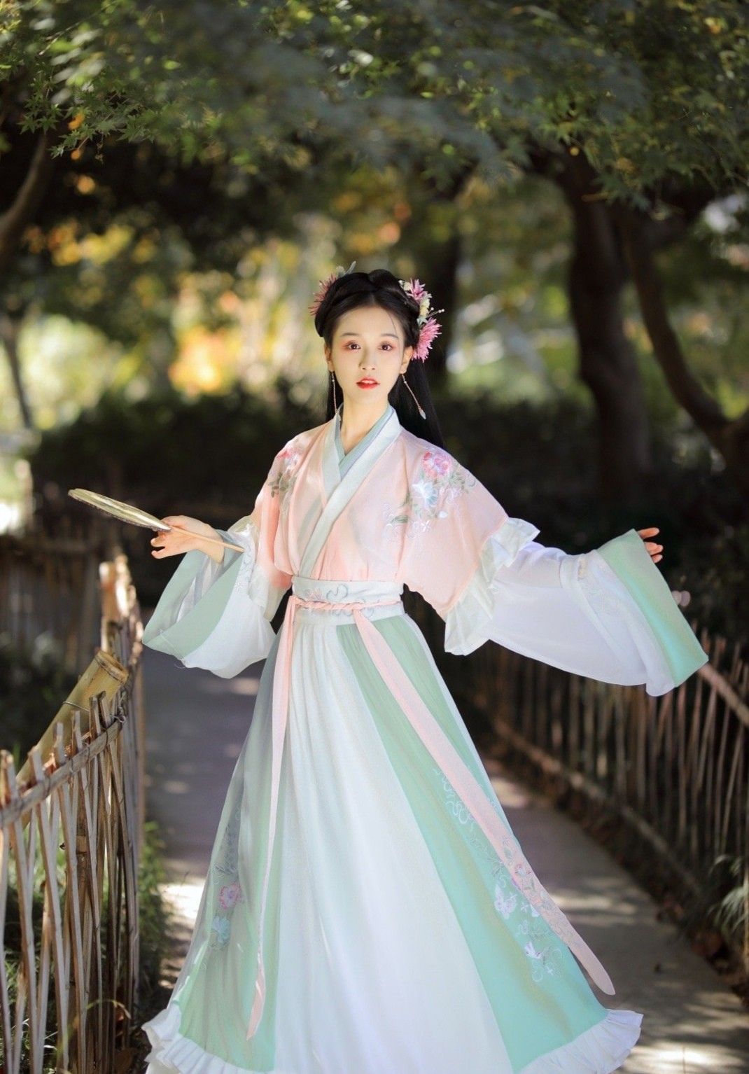 The Art of Fitting a Brides Cheongsam:A Guide to a Stylish and Comfortable Fit The Art of Fitting a Brides Cheongsam:A Guide to a Stylish and Comfortable Fit
