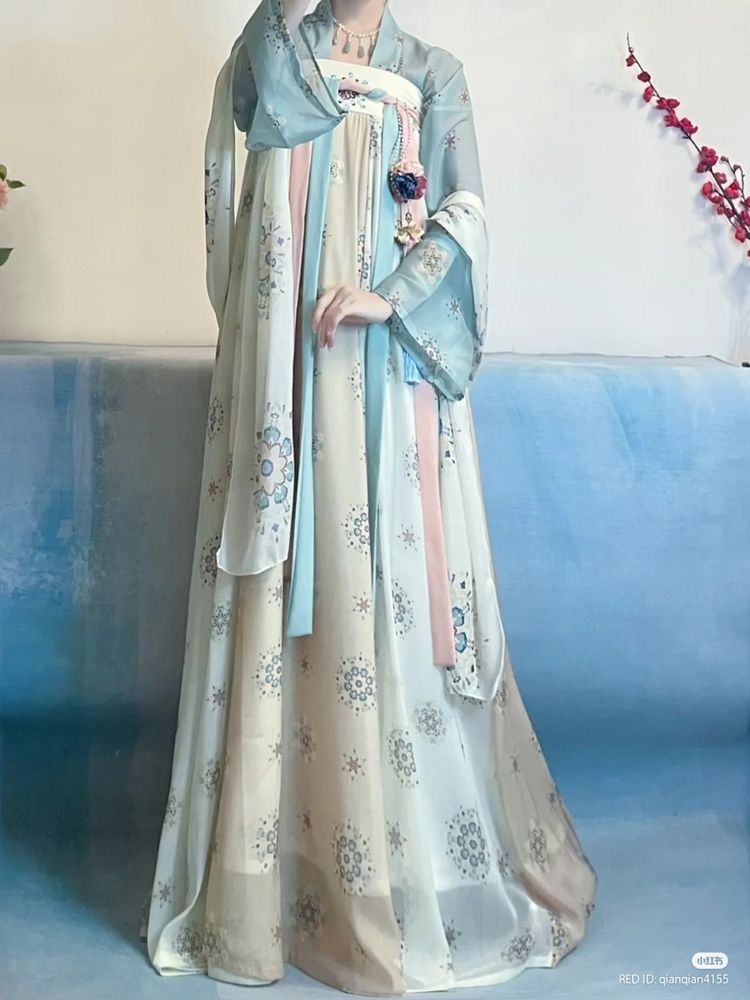 Children in a New Chinese Style:The White Cheongsams Elegance