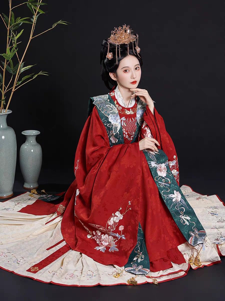 Golden Silk Velvet Tang Suit Jacket:A Closer Look at Traditional Elegance Golden Silk Velvet Tang Suit Jacket:A Closer Look at Traditional Elegance