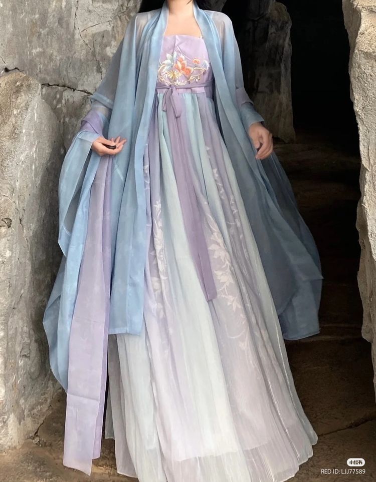 The Elegance of Qipao in the Wedding Ceremony:The Story of a Bride and a Groom