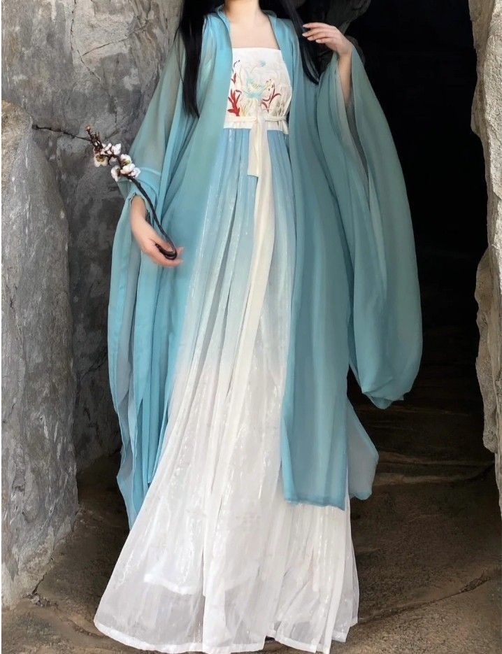 The Bride in Traditional Hanfu Wedding Gown:A Glimpse into the Splendor of Chinese Heritage The Bride in Traditional Hanfu Wedding Gown:A Glimpse into the Splendor of Chinese Heritage