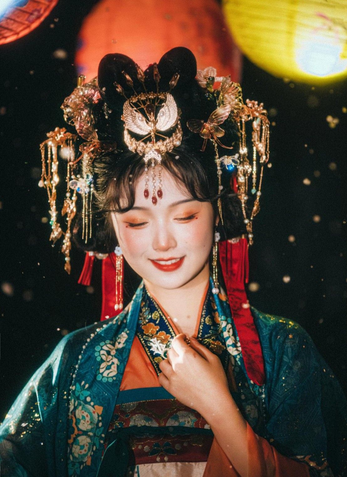 The Red Hanfu Fashion of Elementary Schoolers:Embracing Traditional Chinese Elegance