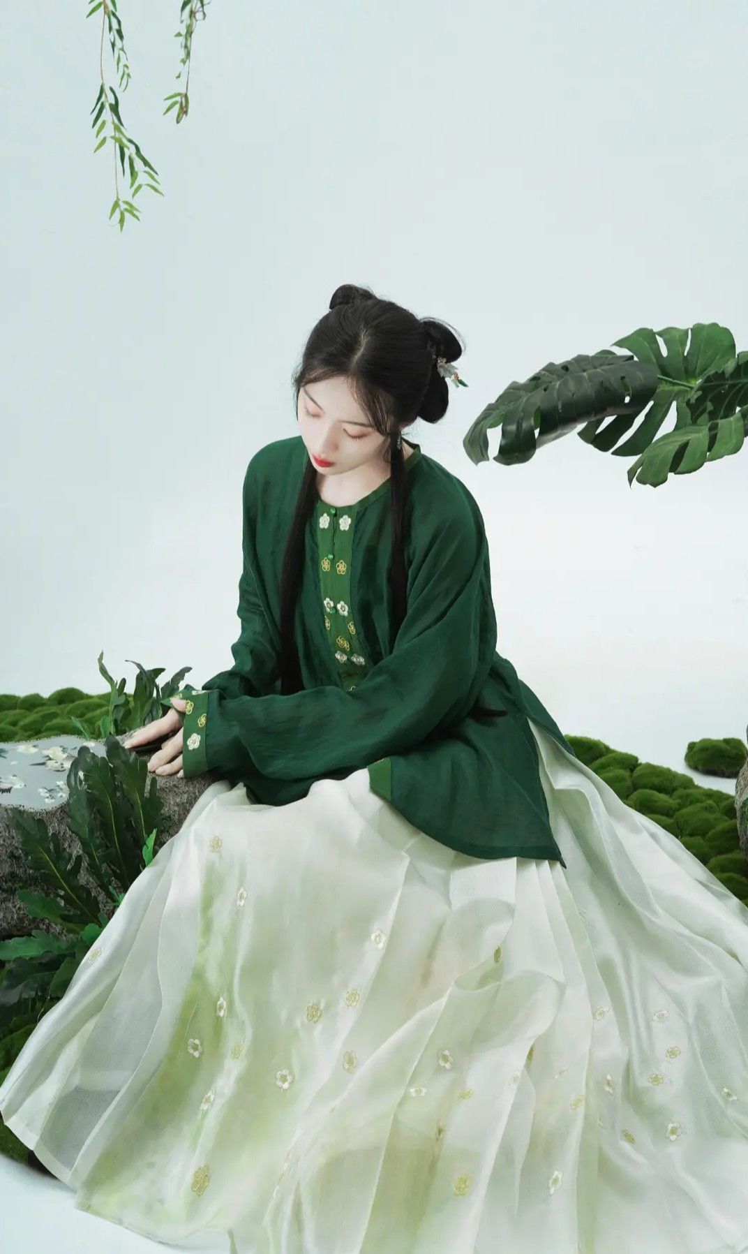 Embracing the Traditional:Young Girls and the New Wave of Bone-Eroded Cheongsam Fashion Embracing the Traditional:Young Girls and the New Wave of Bone-Eroded Cheongsam Fashion