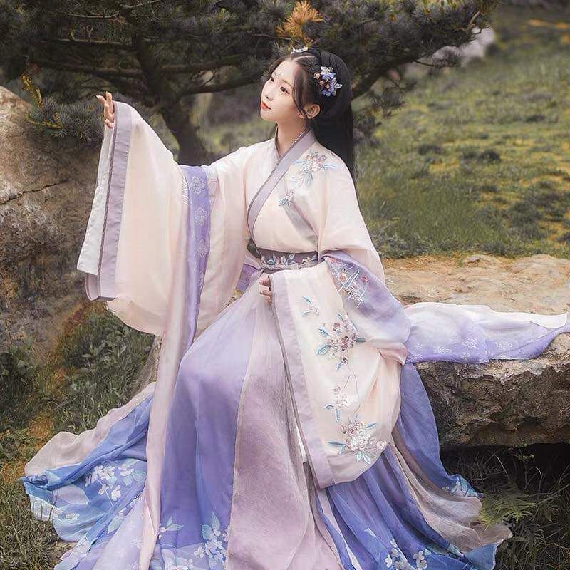 The Enchanting Beauty of a Girl in Hanfu on Lantern Festival The Enchanting Beauty of a Girl in Hanfu on Lantern Festival