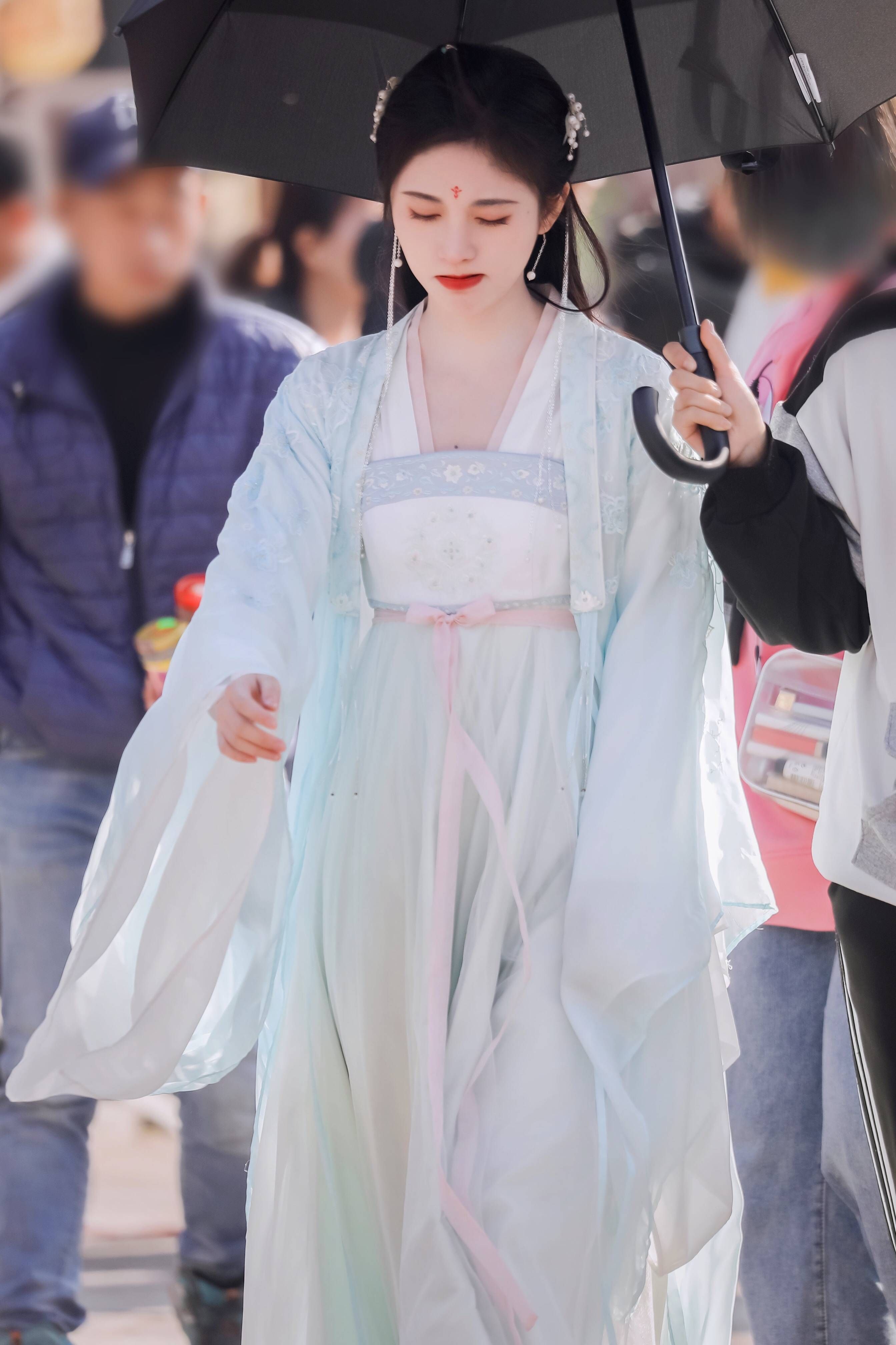 Elegant Women in Traditional Cotton and Hemp Tang Costumes Elegant Women in Traditional Cotton and Hemp Tang Costumes