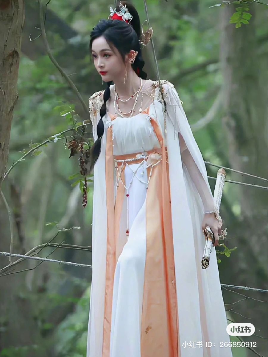 Innovating Cheongsam Design with Modernized 盘扣 Innovating Cheongsam Design with Modernized 盘扣