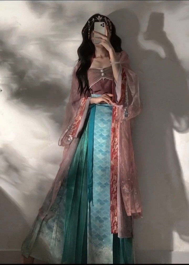 Reinventing Traditional Hanfu with a Modern Casual Style in the Republic Era Reinventing Traditional Hanfu with a Modern Casual Style in the Republic Era