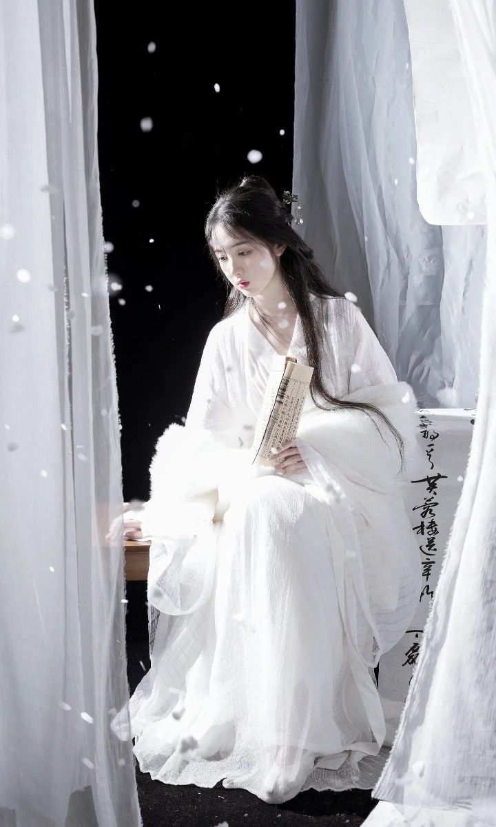 A Little Girls Ancient Costume:The Splendor of Traditional Chinese Dress A Little Girls Ancient Costume:The Splendor of Traditional Chinese Dress