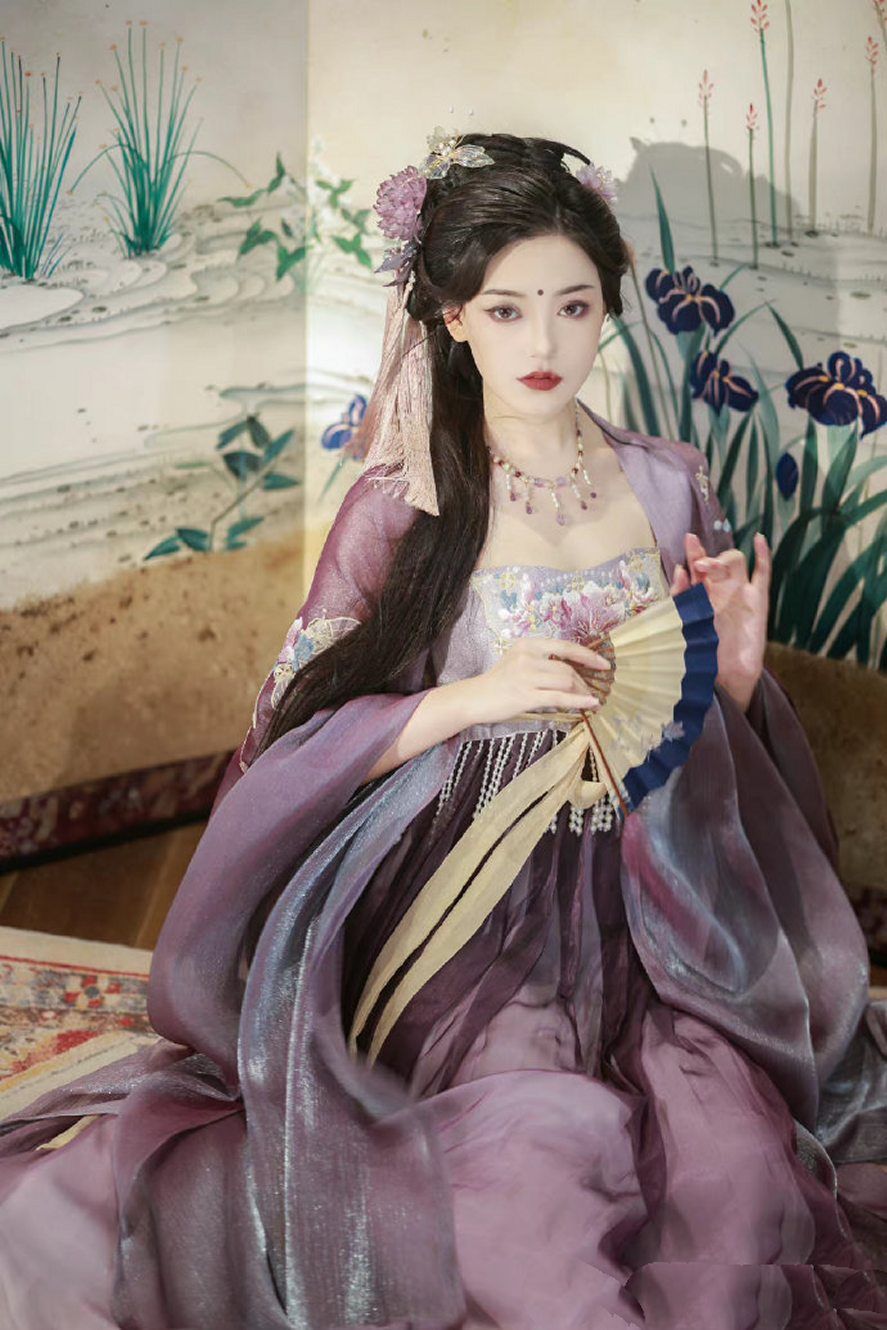 Summer Elegance in a Cheongsam:The Silk Beauty Summer Elegance in a Cheongsam:The Silk Beauty
