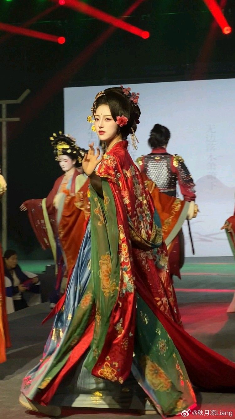 Elegant Fusion:Modern Chinese-Style Cheongsam Dress for a轻奢高级 Feel Elegant Fusion:Modern Chinese-Style Cheongsam Dress for a轻奢高级 Feel