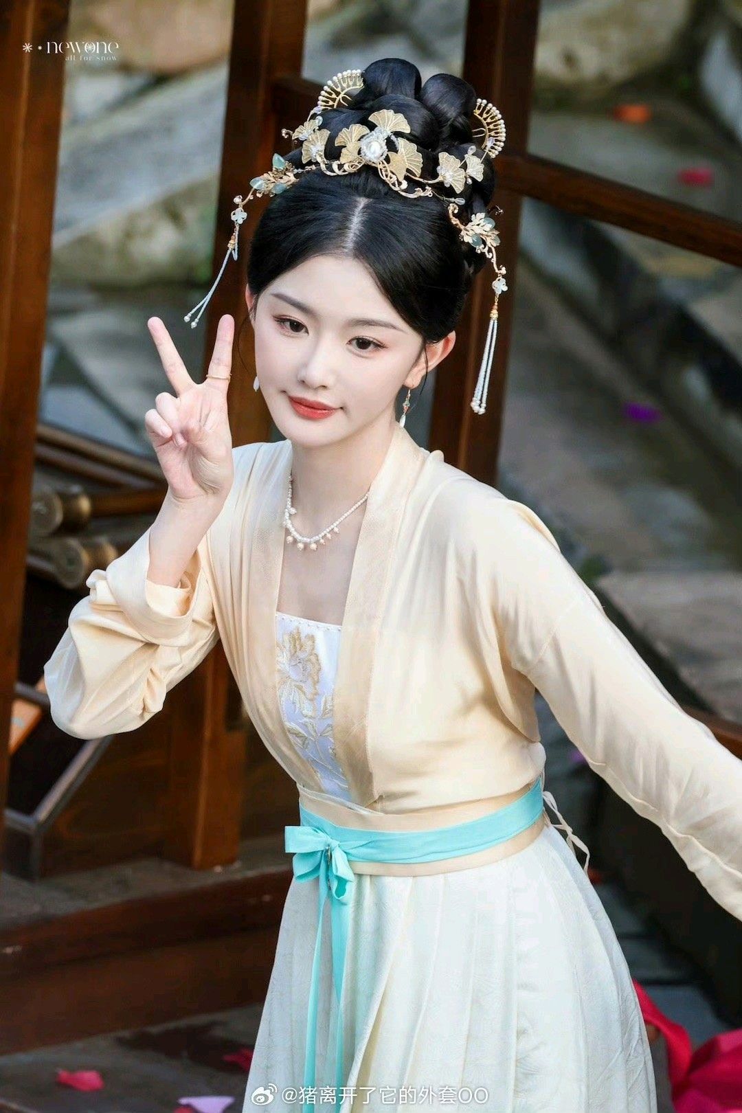 Summer Silk Cheongsam Skirt with Low Collar:A Fashion Statement for Comfort and Style Summer Silk Cheongsam Skirt with Low Collar:A Fashion Statement for Comfort and Style