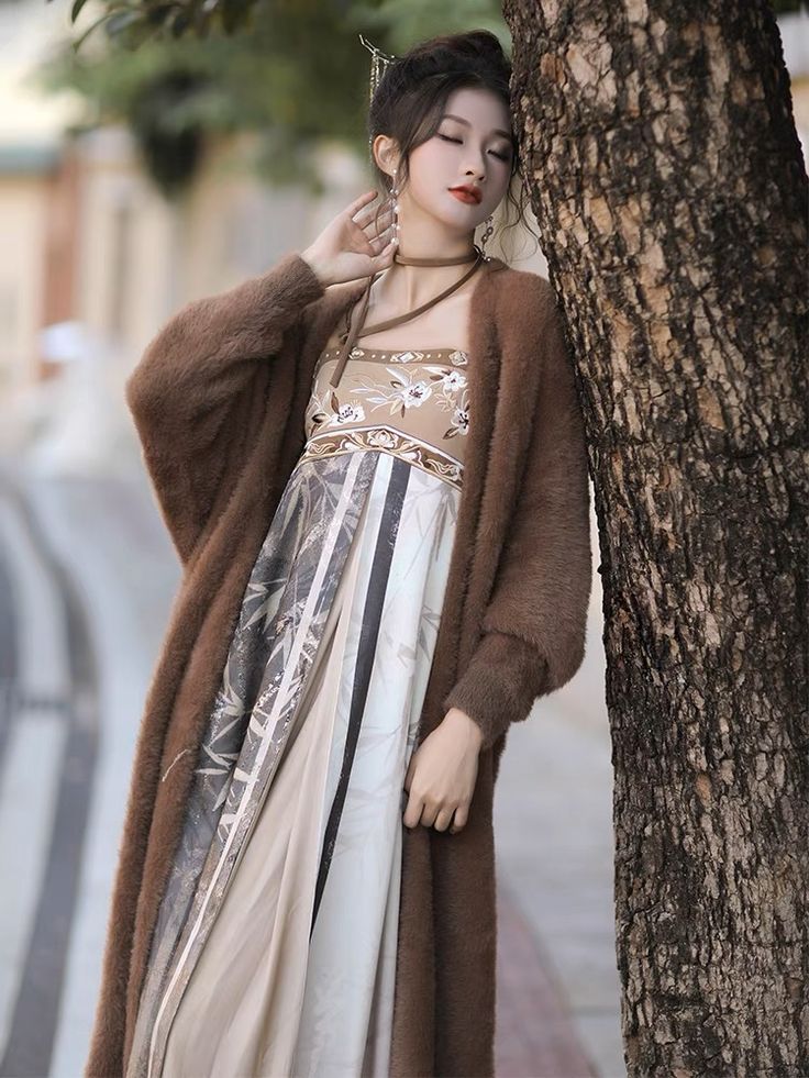 The Beautiful Allure of Traditional Hanfu Fashion among Junior High School Students The Beautiful Allure of Traditional Hanfu Fashion among Junior High School Students