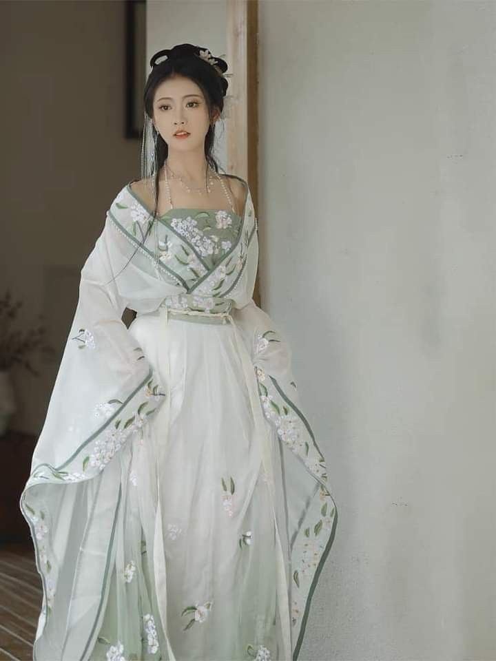 The Enchantment of Chinese Chic:The Revival of Qipao in Modern Fashion The Enchantment of Chinese Chic:The Revival of Qipao in Modern Fashion