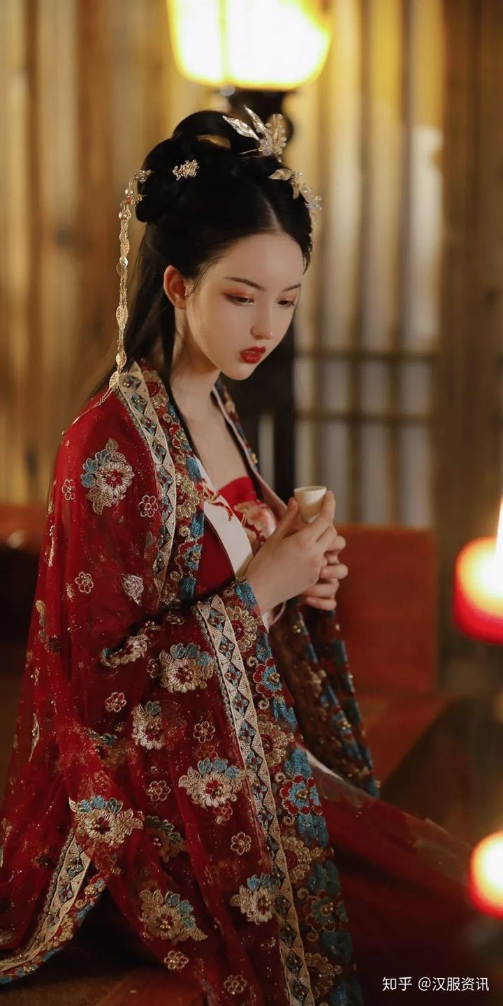 Traditional Splendor:The Authentic Guofeng Set of the Horseface Skirt Traditional Splendor:The Authentic Guofeng Set of the Horseface Skirt