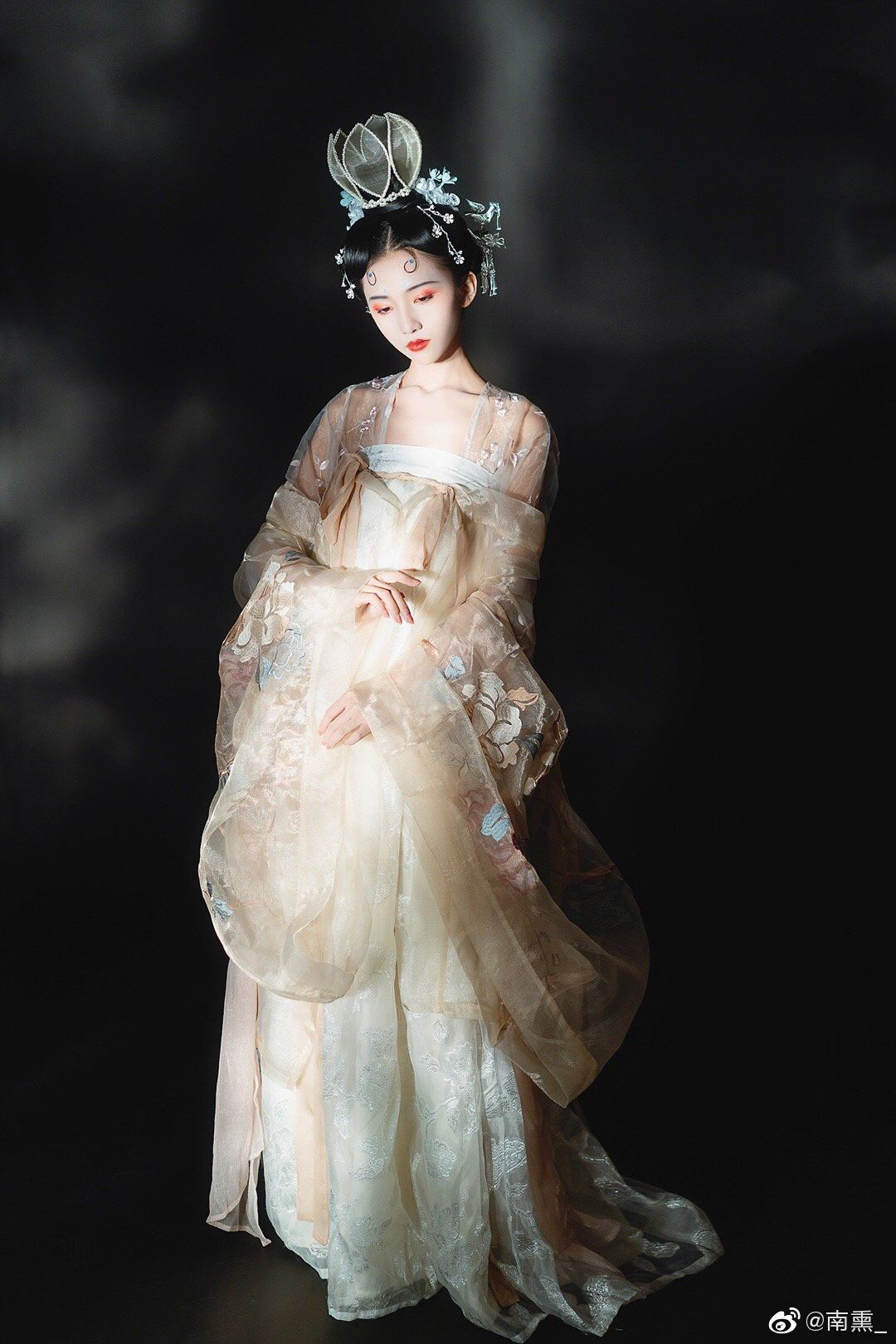 Starry Sky Hanfu:Elementary Students Enchantment with Ancient Beauty Starry Sky Hanfu:Elementary Students Enchantment with Ancient Beauty