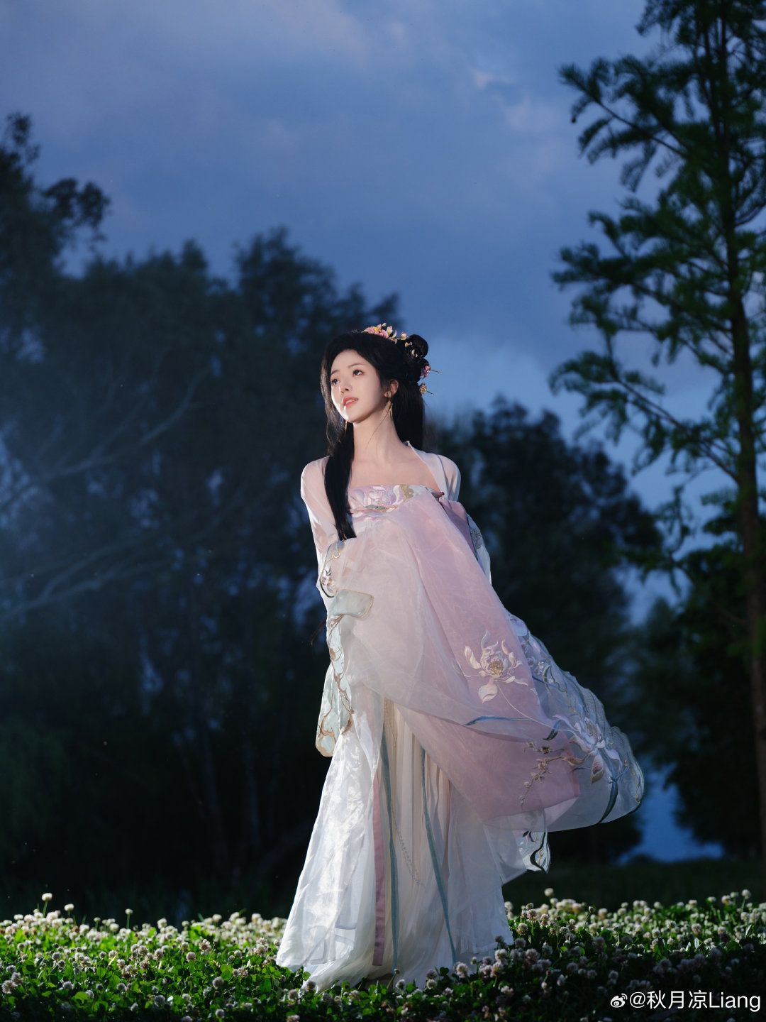 The Splendor of Water-Sleeved Hanfu:The Grandeur of Big Sleeves in Traditional Chinese Attire The Splendor of Water-Sleeved Hanfu:The Grandeur of Big Sleeves in Traditional Chinese Attire