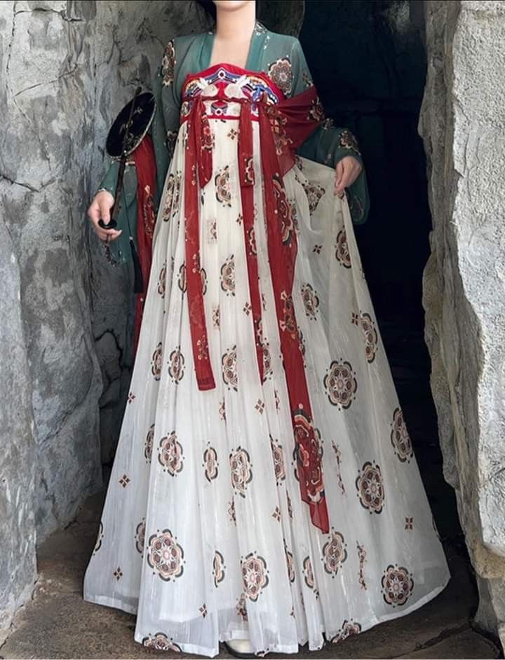 Winds and Moons:The Original Hanfu Robe and the Misty Rain Winds and Moons:The Original Hanfu Robe and the Misty Rain