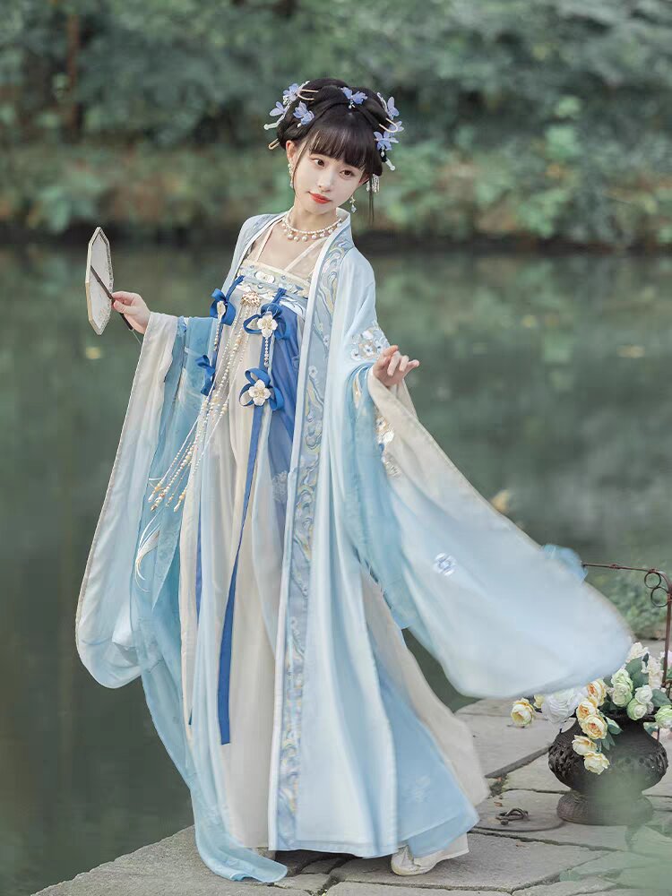 The Vibrant Yellow Cheongsam:A Traditional Elegance The Vibrant Yellow Cheongsam:A Traditional Elegance