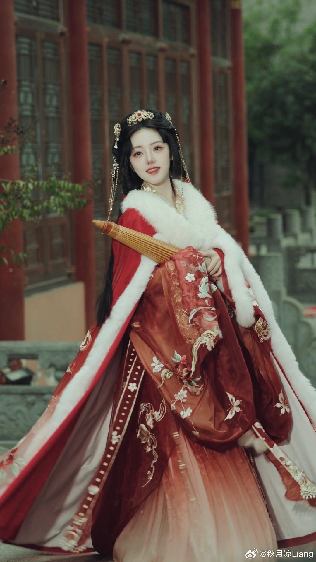 Golden Flowing Threads:The Ethereal Elegance of Golden Luster Cheongsam Golden Flowing Threads:The Ethereal Elegance of Golden Luster Cheongsam