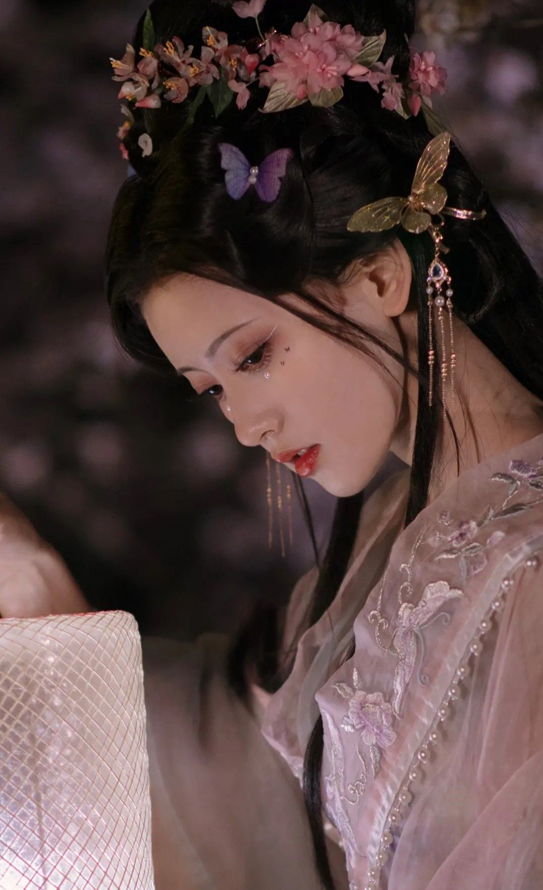 The Journey of a Nine-Year-Old into the World of Hanfu Chinese Traditional Clothing) The Journey of a Nine-Year-Old into the World of Hanfu Chinese Traditional Clothing)