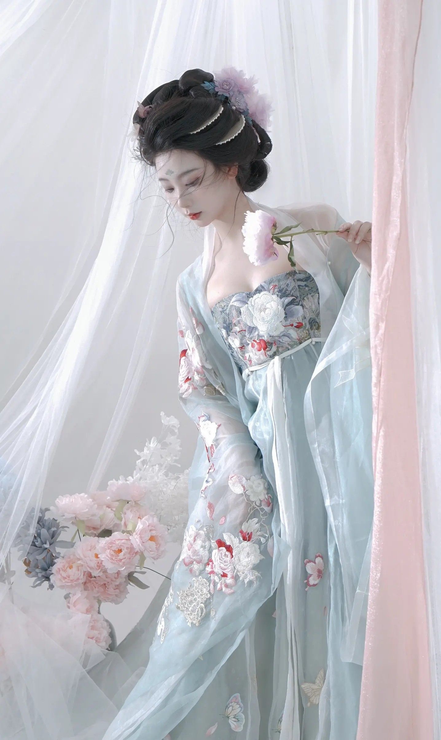The Splendor of Cheongsam Silk Fabric:A Closer Look at its Quality and Craftsmanship The Splendor of Cheongsam Silk Fabric:A Closer Look at its Quality and Craftsmanship