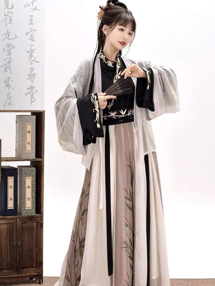 Phoenix Robe and the Revival of Hanfu:The Splendor of Fenghuang Xiapei Phoenix Robe and the Revival of Hanfu:The Splendor of Fenghuang Xiapei