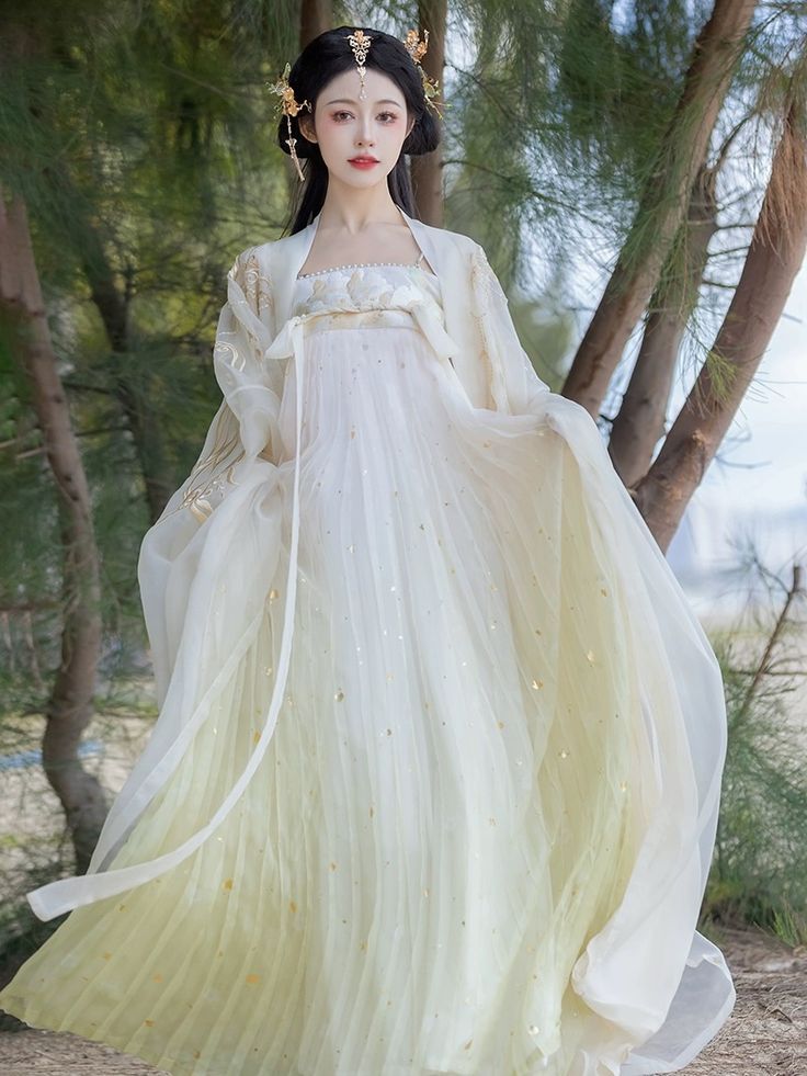 A Glimpse into the Splendid World of a Girl in a Gorgeous Hanfu Costume of the Wei and Jin Eras A Glimpse into the Splendid World of a Girl in a Gorgeous Hanfu Costume of the Wei and Jin Eras