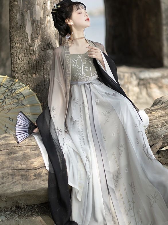 Premier Silk Cheongsam:A Glamor of Traditional Elegance and Luxury Premier Silk Cheongsam:A Glamor of Traditional Elegance and Luxury