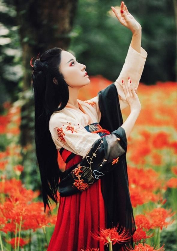 The Enchantment of Warmth and Grace in Qipao:The Story of Chinese Traditional Clothing