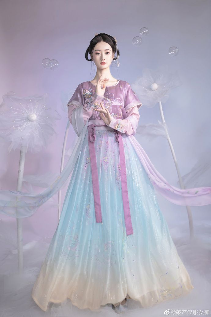 A Little Girl in a Summer Fairyland of Hanfu:A 6-Year-Olds Enchanting Journey A Little Girl in a Summer Fairyland of Hanfu:A 6-Year-Olds Enchanting Journey