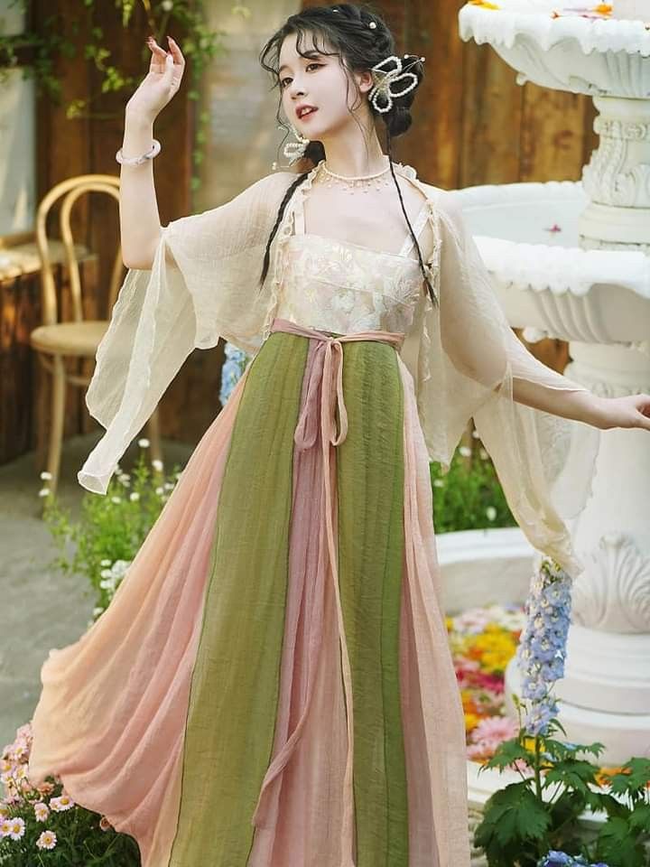 Autumn Fashion for Women in Hanfu:A Blend of Tradition and Modernity Autumn Fashion for Women in Hanfu:A Blend of Tradition and Modernity