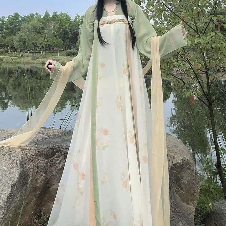 Elegant Cloth-covered Cheongsam and its Role of the High-End Brooch Elegant Cloth-covered Cheongsam and its Role of the High-End Brooch
