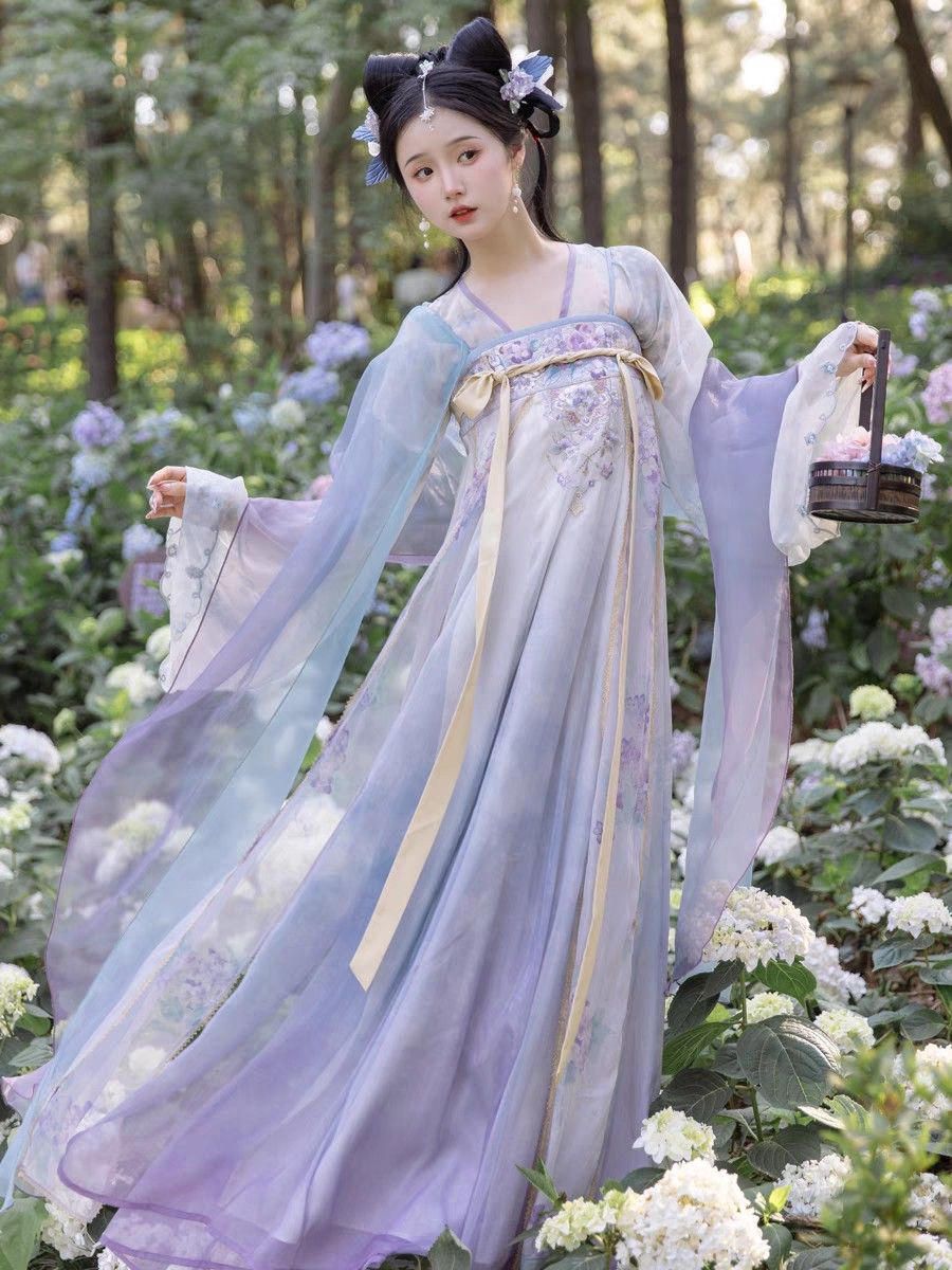 Encounter with the Past:Yang Yuhuans Meeting with the Flying Hanfu Encounter with the Past:Yang Yuhuans Meeting with the Flying Hanfu