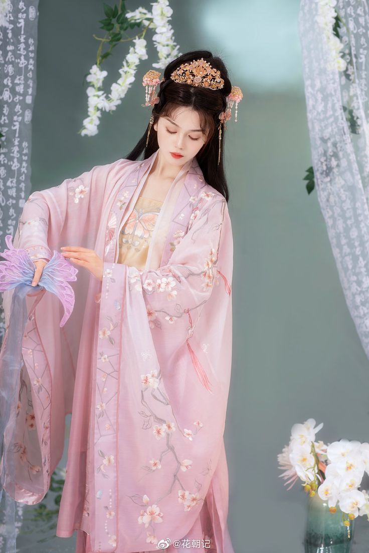Revisiting the Splendor of Hanfu:Original Han Clothing from the Han and Tang Dynasties Revisiting the Splendor of Hanfu:Original Han Clothing from the Han and Tang Dynasties